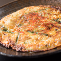 自家製チヂミはイカ・エビたっぷりの人気の一品　638円(税込)